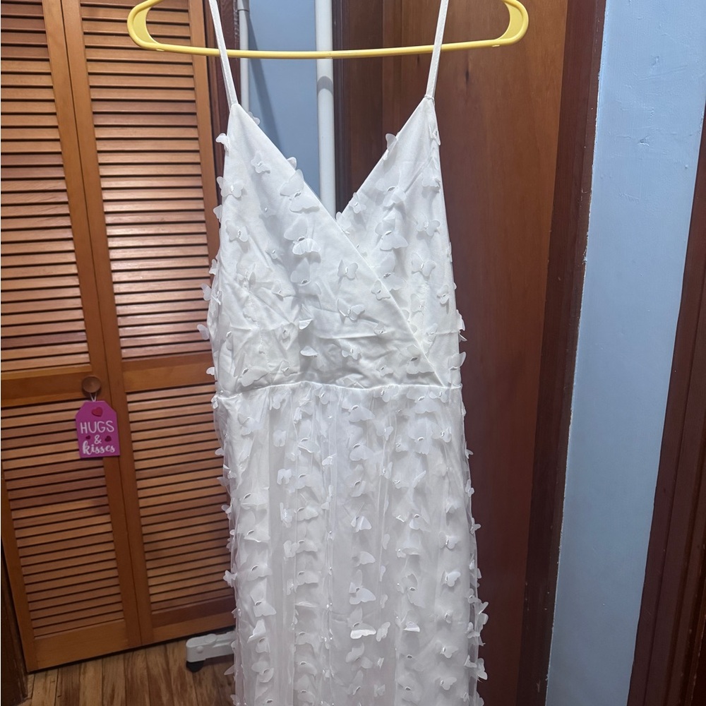 Elegant White Sleeveless Dress